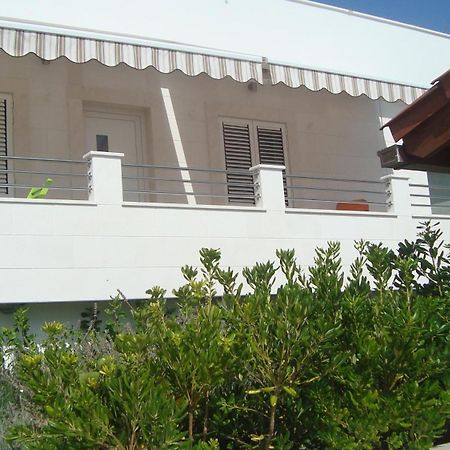 Apartments Niana With Heated Seawater Swimingpool Donji Okrug  Exterior photo