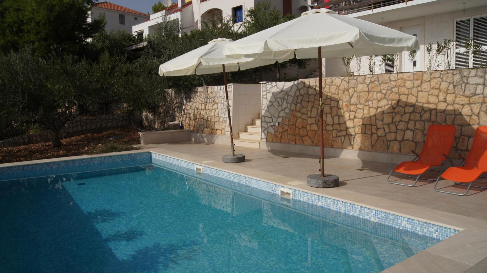 Apartments Niana With Heated Seawater Swimingpool Donji Okrug  Exterior photo