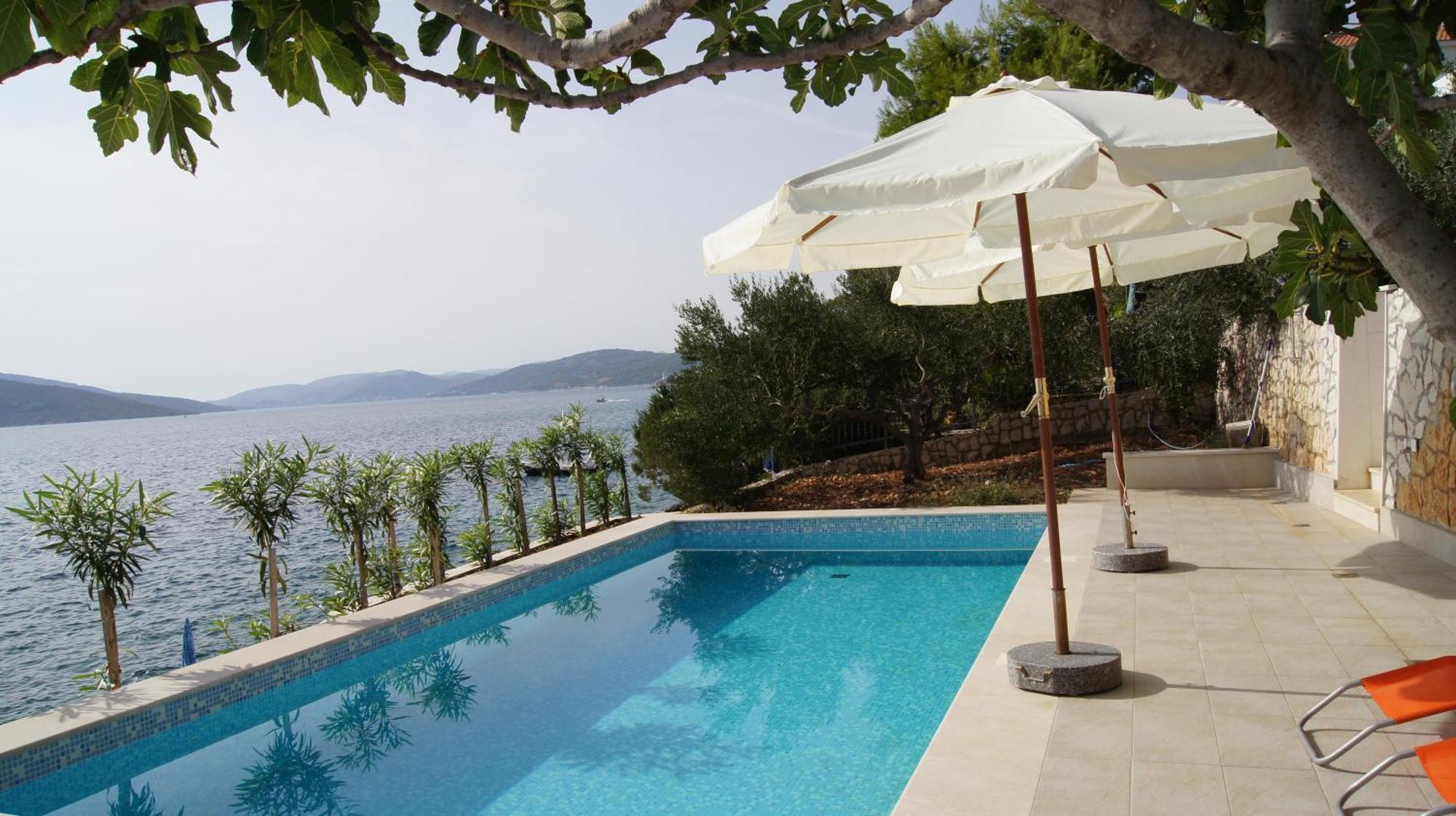 Apartments Niana With Heated Seawater Swimingpool Donji Okrug  Exterior photo
