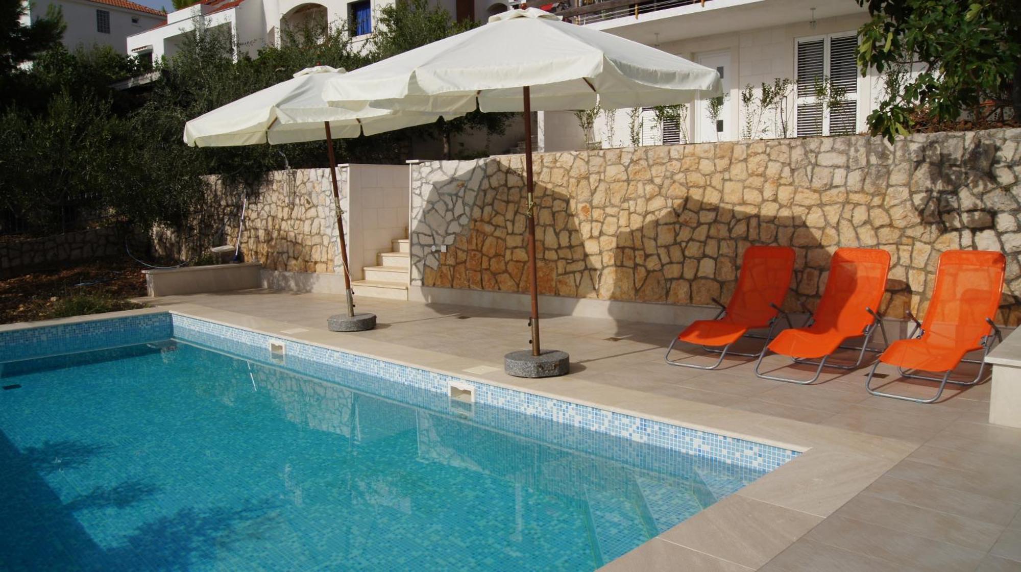 Apartments Niana With Heated Seawater Swimingpool Donji Okrug  Exterior photo