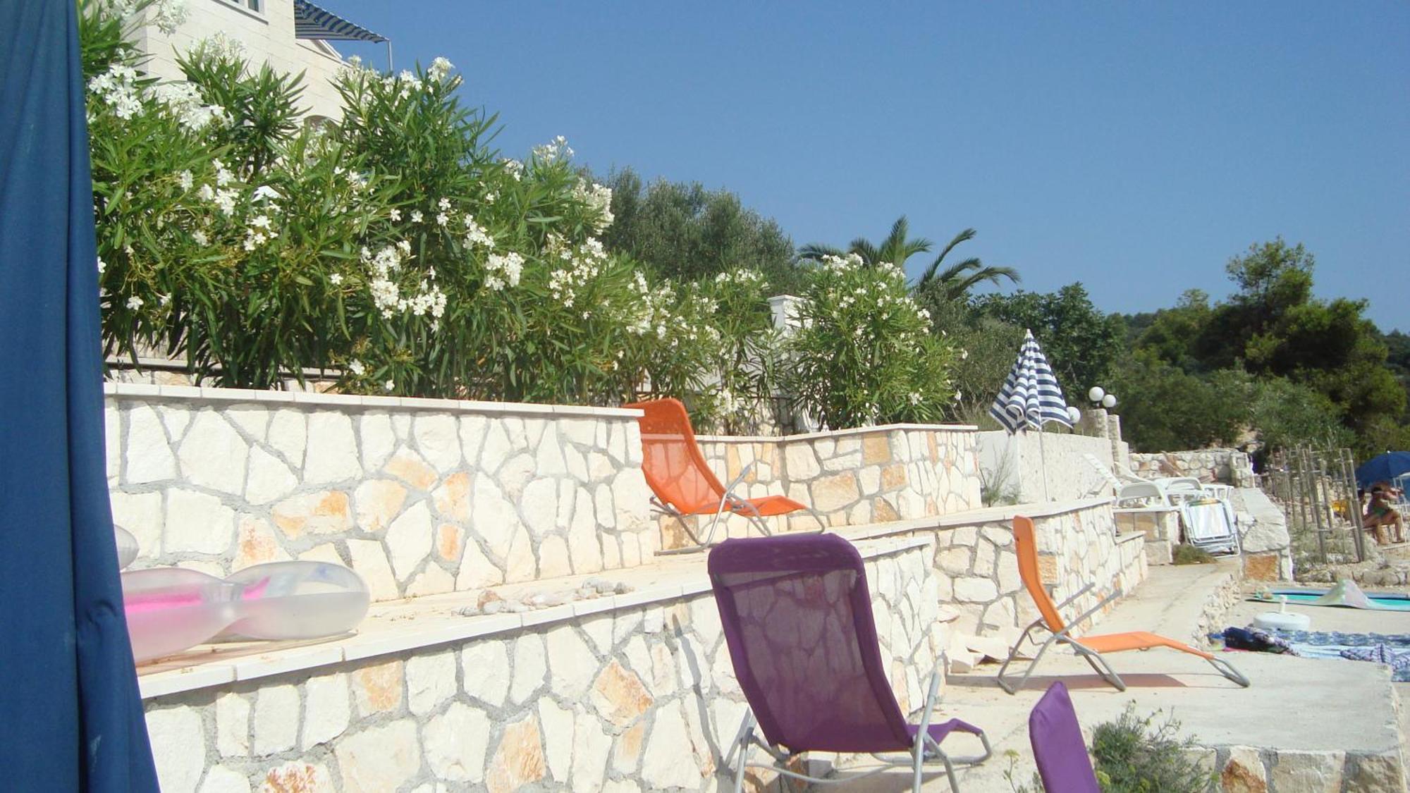 Apartments Niana With Heated Seawater Swimingpool Donji Okrug  Exterior photo