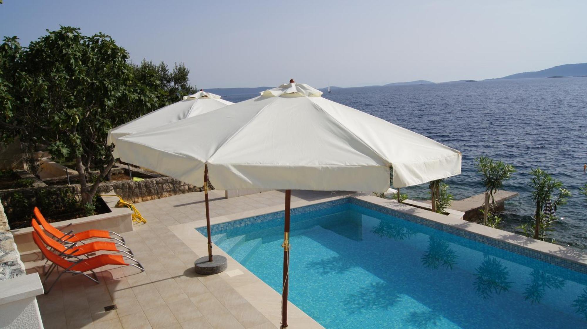 Apartments Niana With Heated Seawater Swimingpool Donji Okrug  Exterior photo
