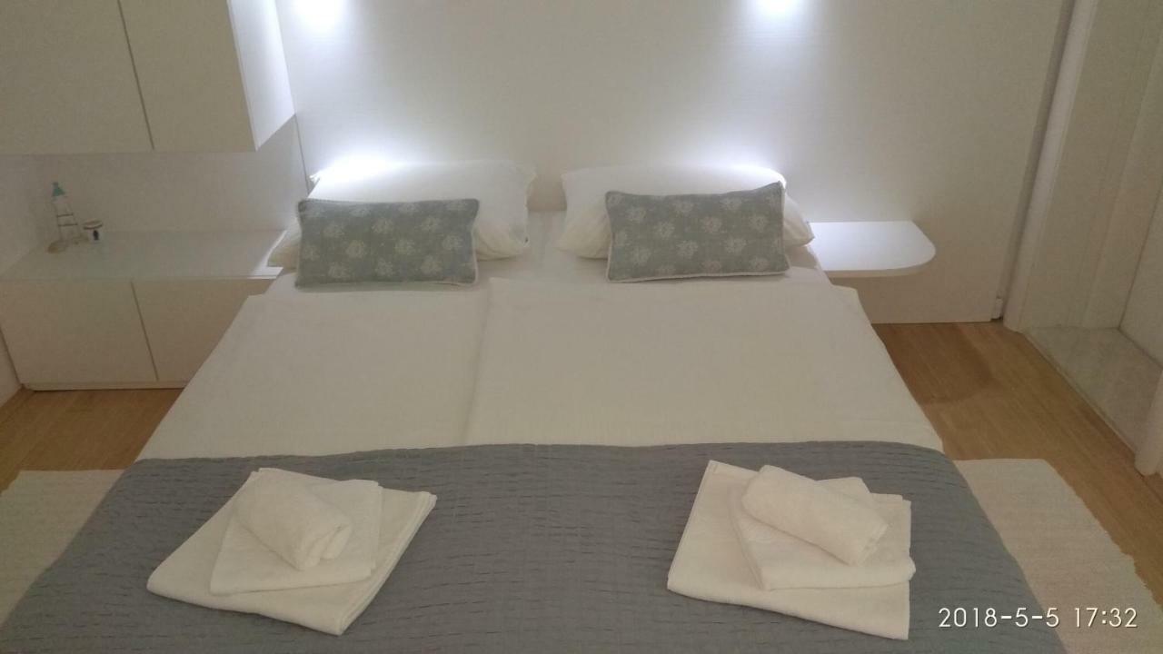 Apartments Niana With Heated Seawater Swimingpool Donji Okrug  Exterior photo