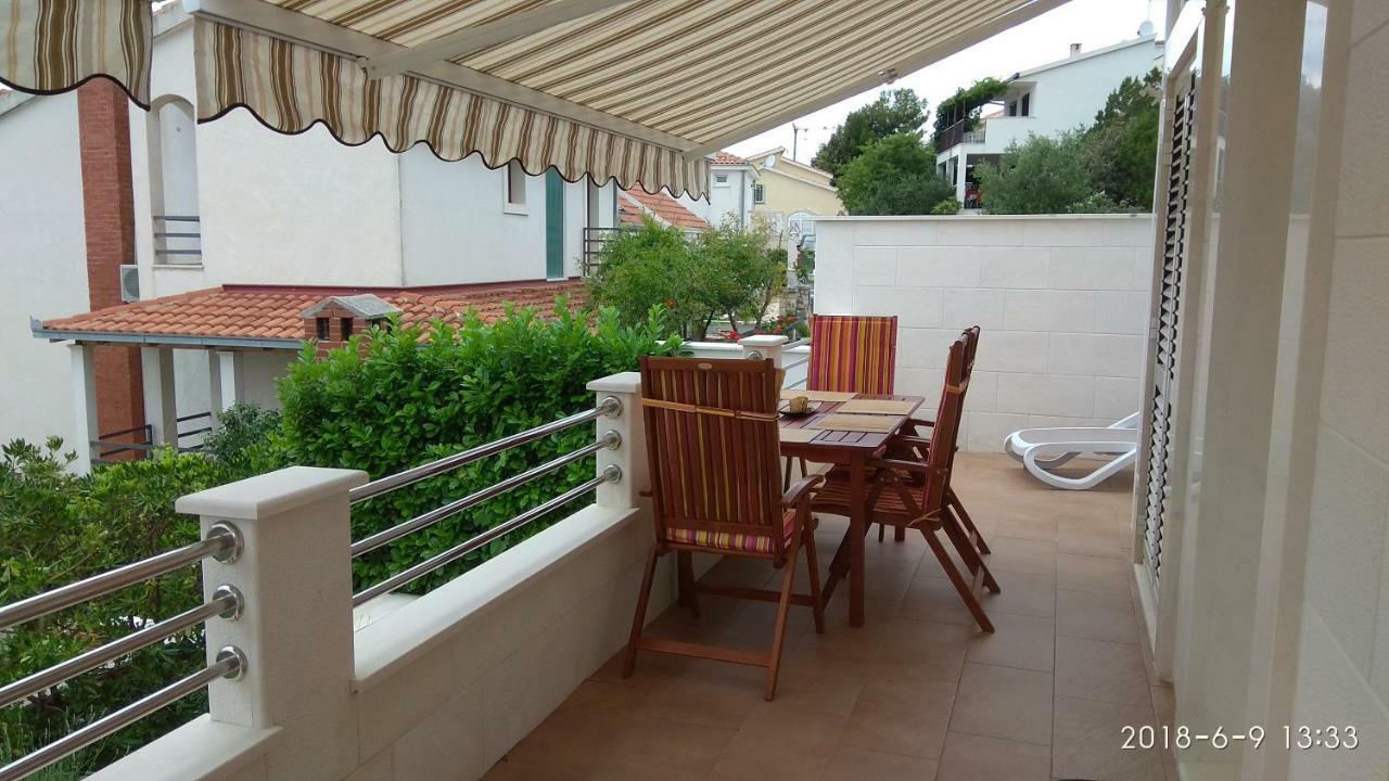 Apartments Niana With Heated Seawater Swimingpool Donji Okrug  Exterior photo