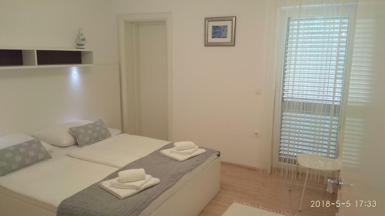 Apartments Niana With Heated Seawater Swimingpool Donji Okrug  Exterior photo