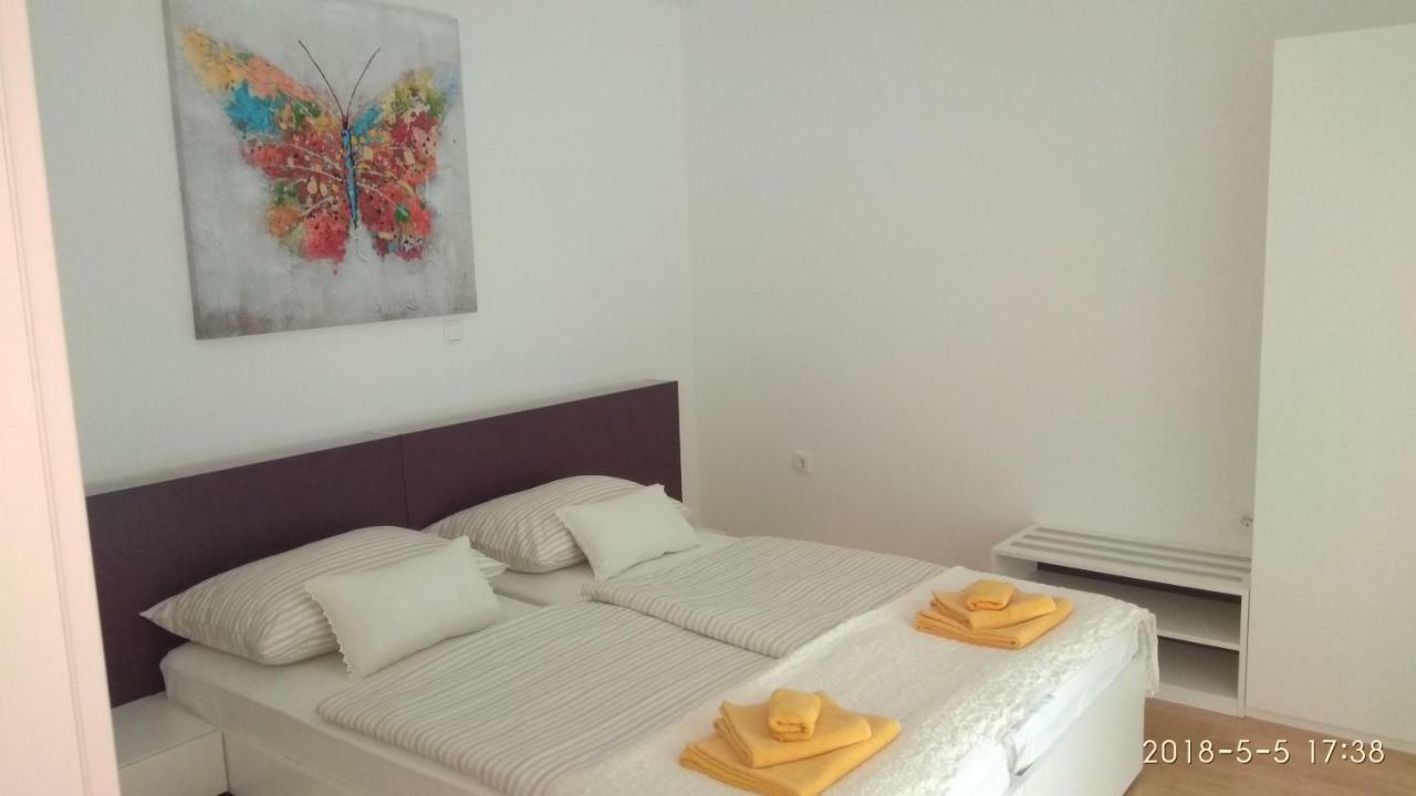Apartments Niana With Heated Seawater Swimingpool Donji Okrug  Exterior photo