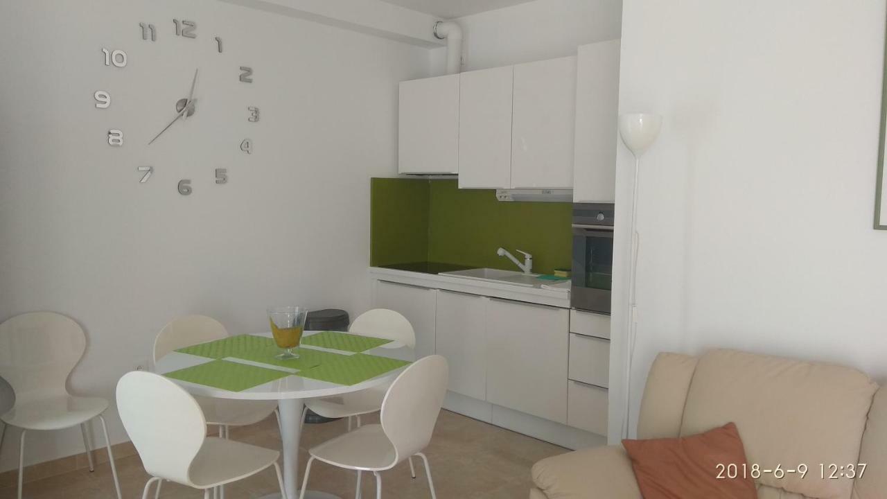 Apartments Niana With Heated Seawater Swimingpool Donji Okrug  Exterior photo